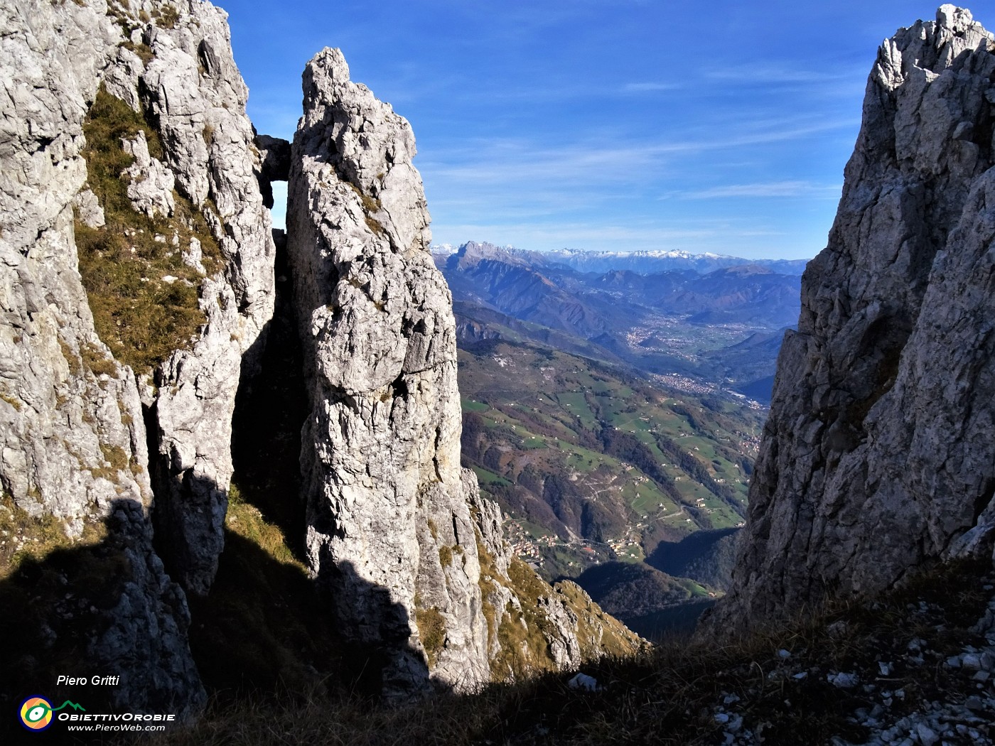 40 Canaloni tra roccioni, pareti, guglie,  pinnacoli sul vesante est roccioso verso la Val del Riso.JPG